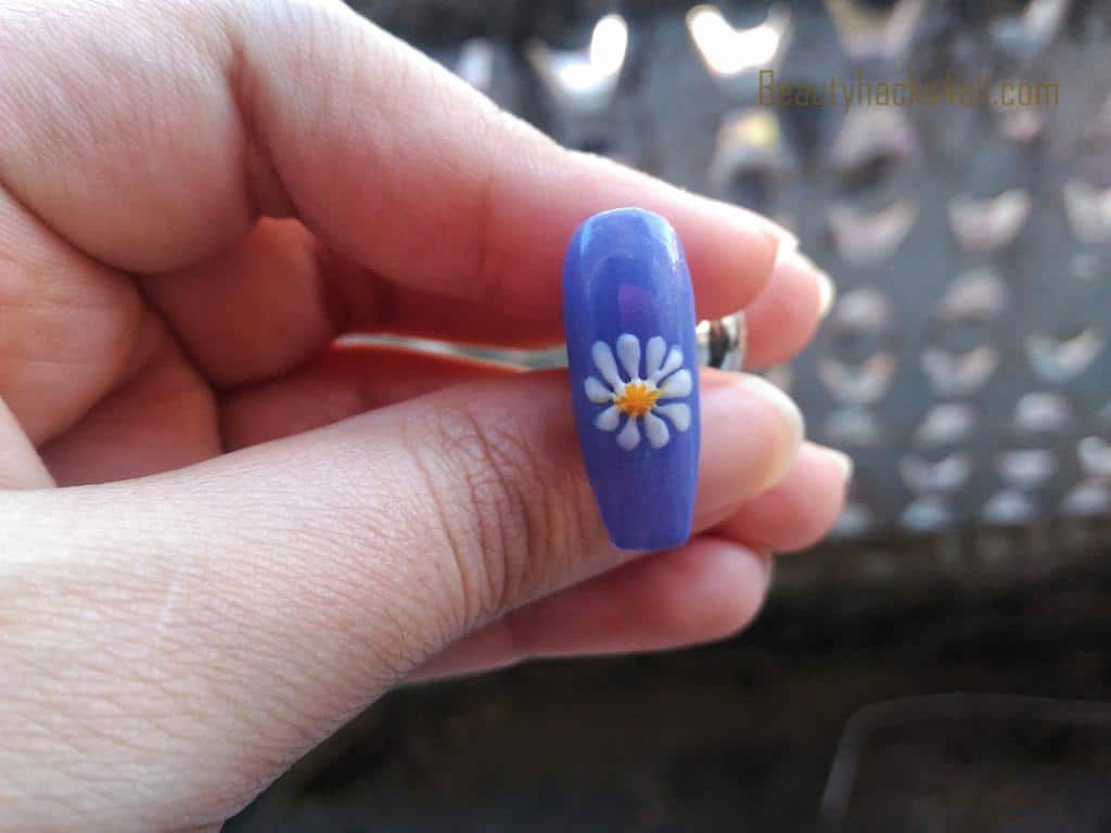 Daisy nail art step 5