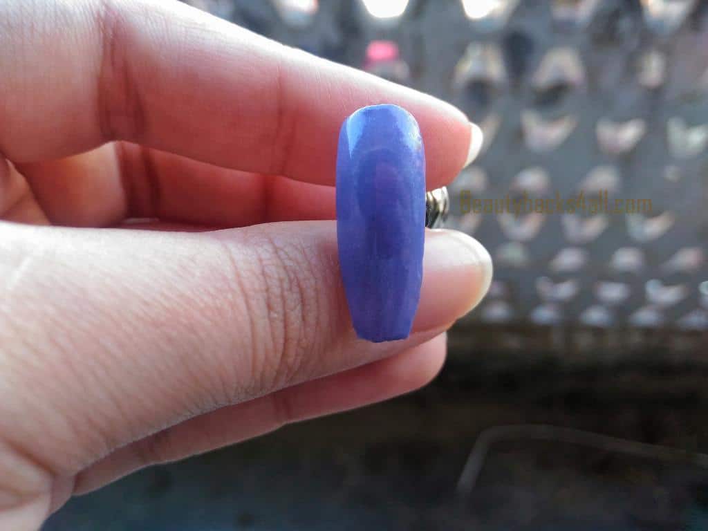 Daisy nail art step 1