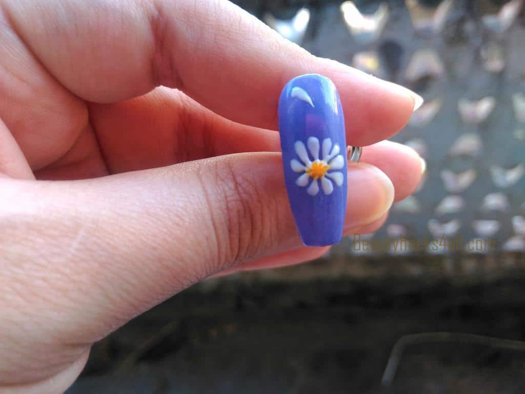 filling Daisy nail art step 1