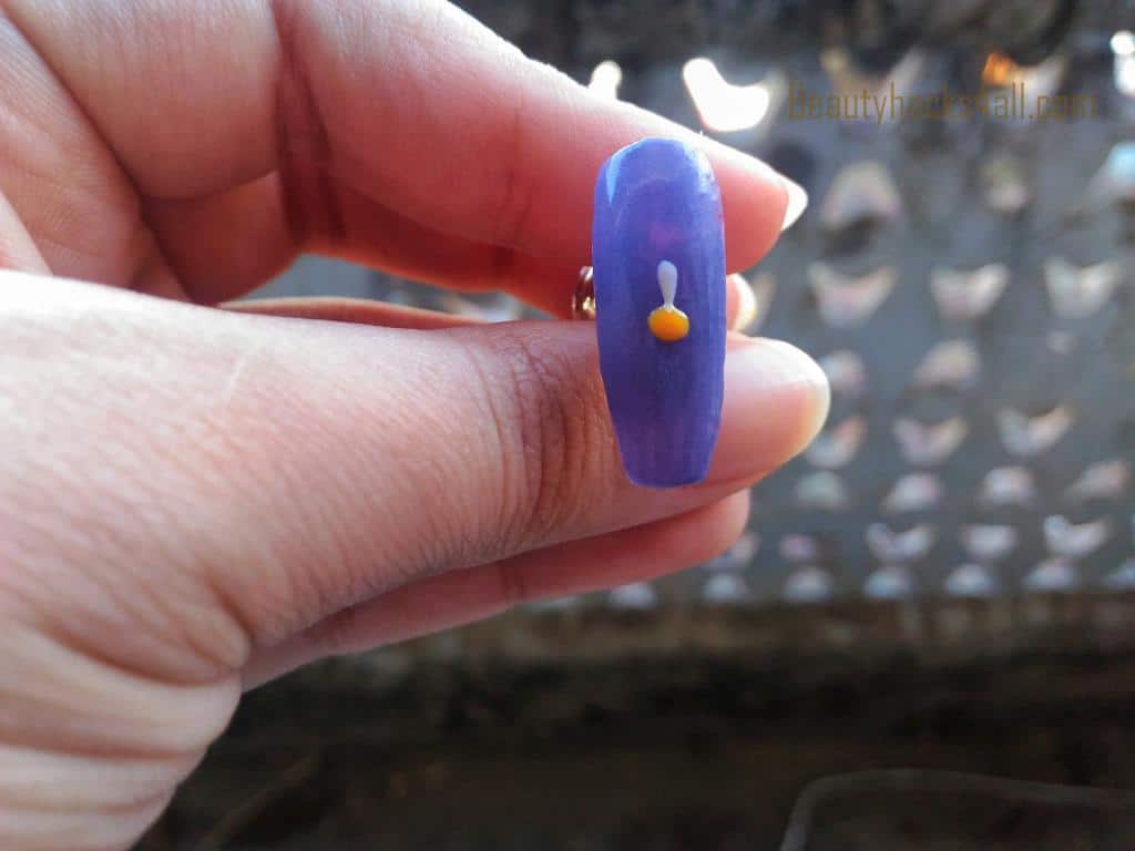 Daisy nail art step 3