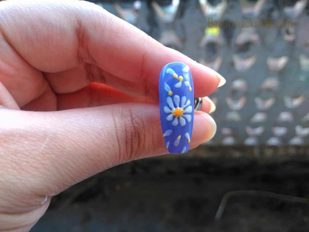 filling Daisy nail art step 4