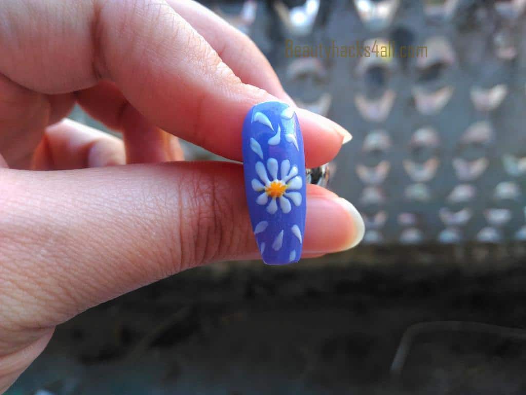 filling Daisy nail art step 3